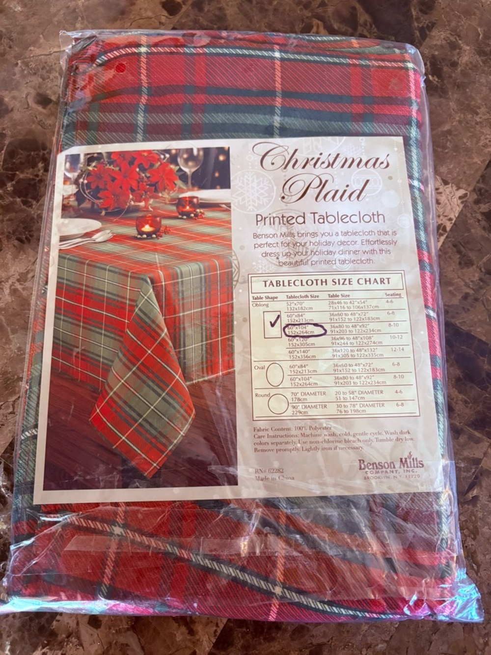 Christmas Plaid NWT Red and Green Paided Printed Tablecloth. Oblong 60” x 104”
